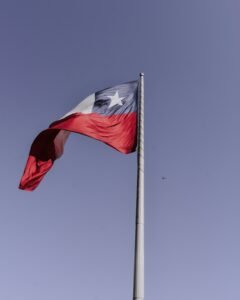 Descubre Chile con una experiencia única pensada para viajeros individuales. Vive un viaje sorpresa lleno de aventura, naturaleza y destinos inesperados mientras exploras algunos de los lugares más impresionantes de Sudamérica.