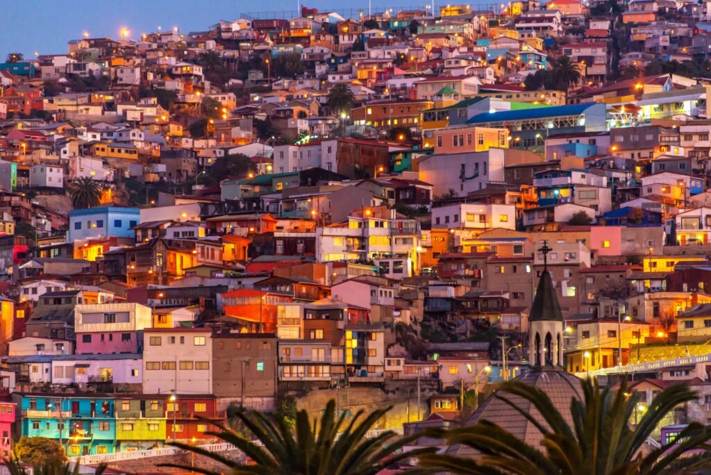 La joya del Pacífico es un auténtico museo a cielo abierto. Sus coloridos cerros, laberínticos pasajes y empinados ascensores sirven de lienzo para impresionantes murales y grafitis que llenan de vida, bohemia y poesía cada rincón de esta histórica ciudad portuaria.