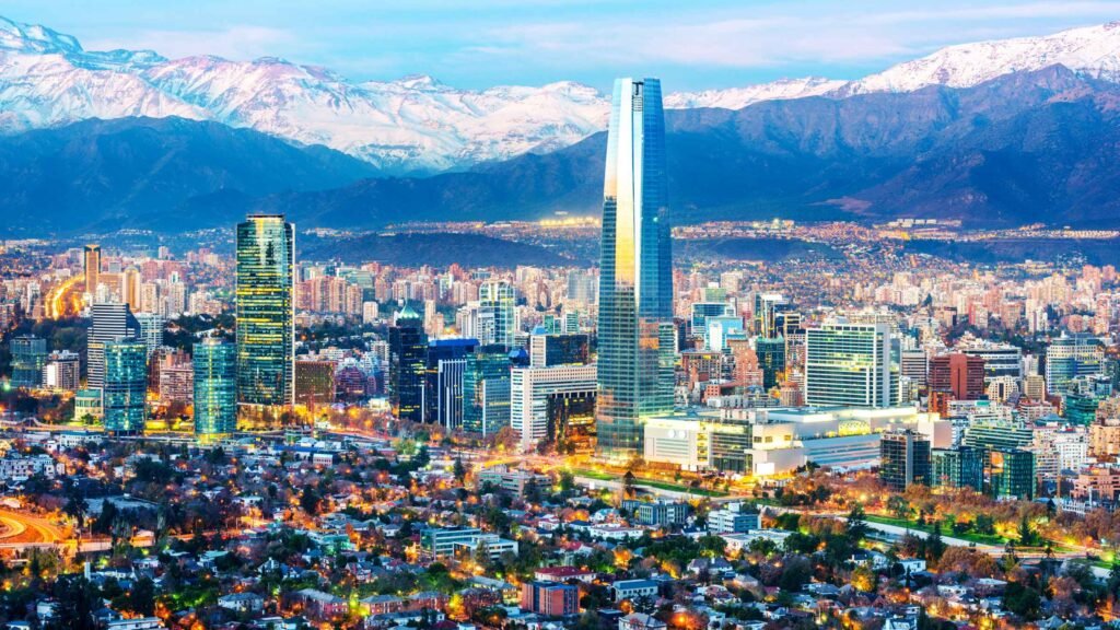 La vibrante capital chilena sorprende con su imponente contraste urbano: modernos rascacielos que se alzan con fuerza bajo la majestuosa e imponente mirada de la cordillera de los Andes nevada. Un destino que une modernidad y naturaleza en un solo paisaje.