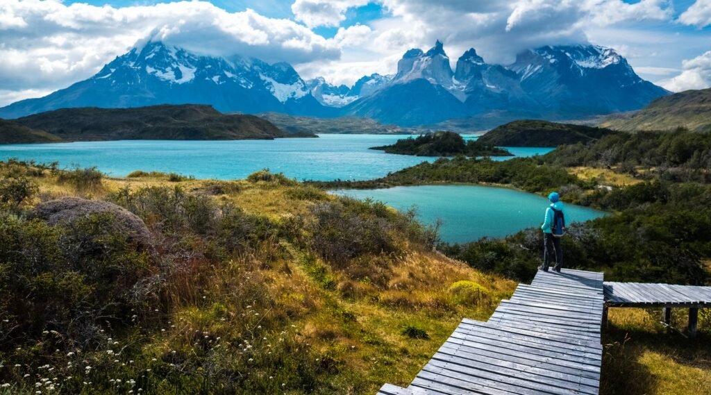 Recorrer los senderos de este Parque Nacional es adentrarse en la octava maravilla del mundo. Un viaje inolvidable entre lagunas de un azul profundo, majestuosos glaciares y las imponentes torres de granito que desafían al cielo de la Patagonia chilena.